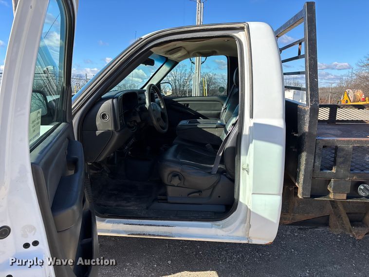 image for item FG0014 2007 Chevrolet Silverado 2500HD flatbed pickup truck