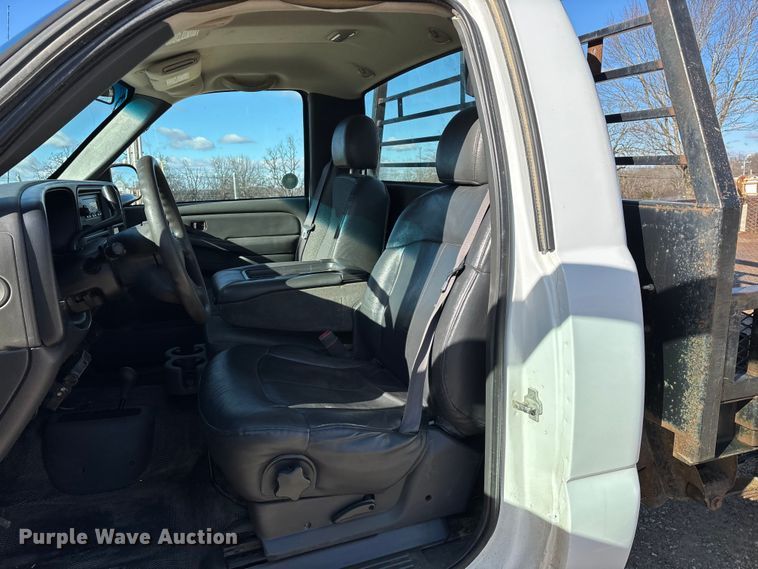 image for item FG0014 2007 Chevrolet Silverado 2500HD flatbed pickup truck