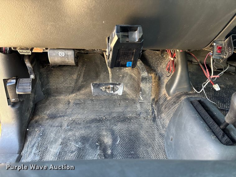 image for item FG0014 2007 Chevrolet Silverado 2500HD flatbed pickup truck