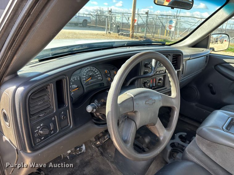 image for item FG0014 2007 Chevrolet Silverado 2500HD flatbed pickup truck