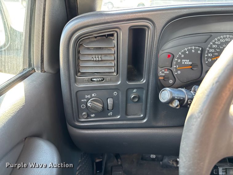 image for item FG0014 2007 Chevrolet Silverado 2500HD flatbed pickup truck