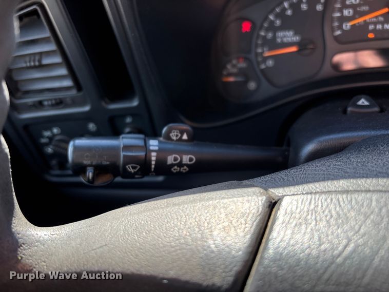 image for item FG0014 2007 Chevrolet Silverado 2500HD flatbed pickup truck