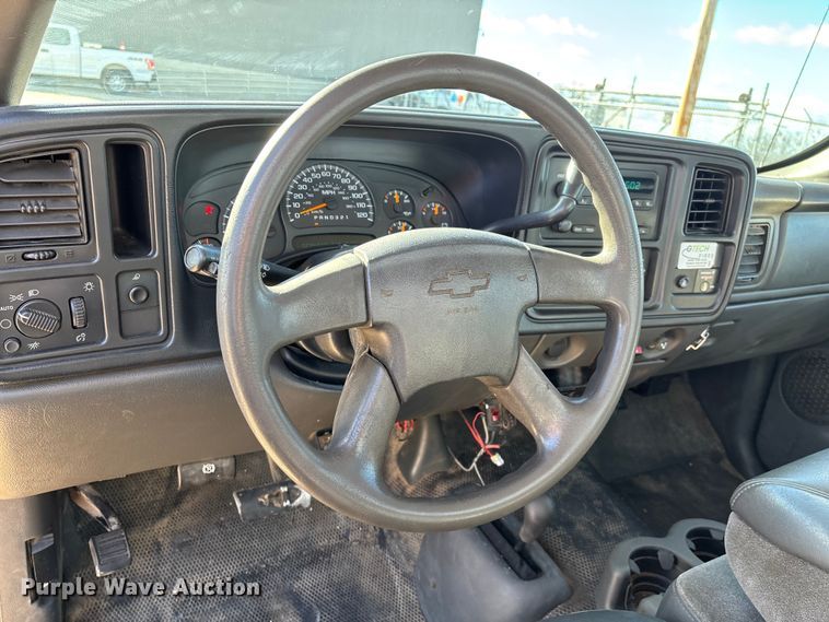 image for item FG0014 2007 Chevrolet Silverado 2500HD flatbed pickup truck