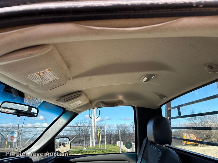 image for item FG0014 2007 Chevrolet Silverado 2500HD flatbed pickup truck