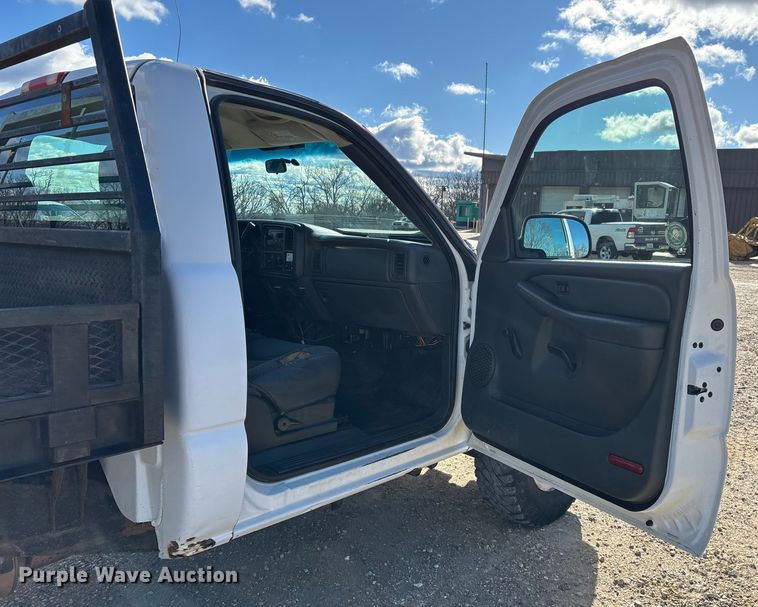 image for item FG0014 2007 Chevrolet Silverado 2500HD flatbed pickup truck