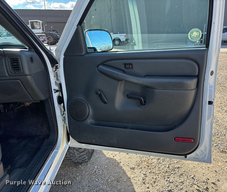 image for item FG0014 2007 Chevrolet Silverado 2500HD flatbed pickup truck