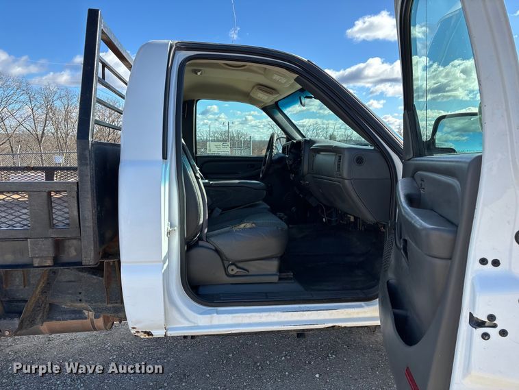 image for item FG0014 2007 Chevrolet Silverado 2500HD flatbed pickup truck