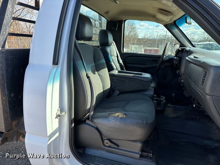 image for item FG0014 2007 Chevrolet Silverado 2500HD flatbed pickup truck