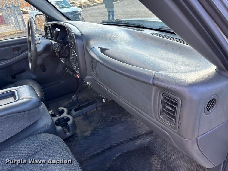 image for item FG0014 2007 Chevrolet Silverado 2500HD flatbed pickup truck