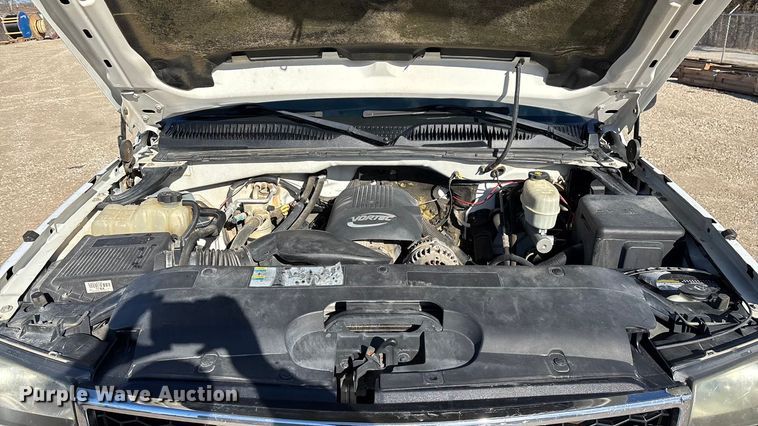 image for item FG0014 2007 Chevrolet Silverado 2500HD flatbed pickup truck