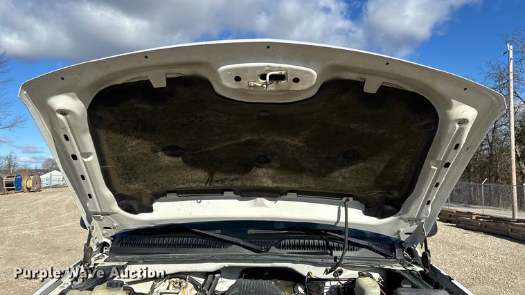 image for item FG0014 2007 Chevrolet Silverado 2500HD flatbed pickup truck