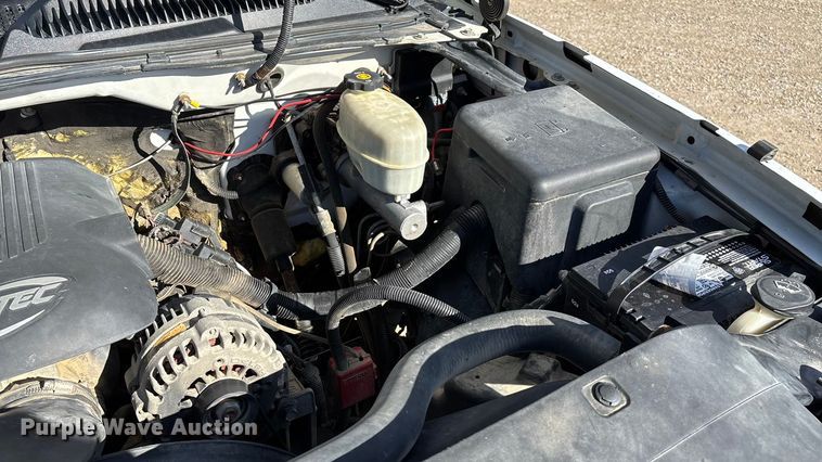 image for item FG0014 2007 Chevrolet Silverado 2500HD flatbed pickup truck