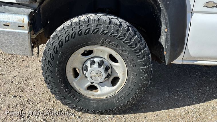 image for item FG0014 2007 Chevrolet Silverado 2500HD flatbed pickup truck