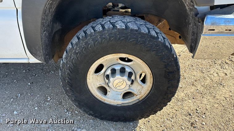 image for item FG0014 2007 Chevrolet Silverado 2500HD flatbed pickup truck