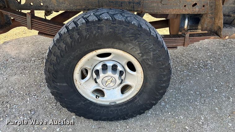 image for item FG0014 2007 Chevrolet Silverado 2500HD flatbed pickup truck