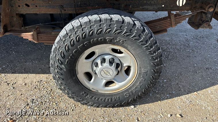 image for item FG0014 2007 Chevrolet Silverado 2500HD flatbed pickup truck