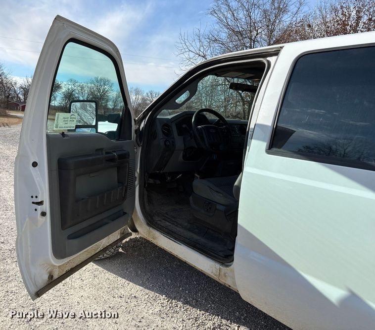 image for item FG0022 2012 Ford F350 Super Duty Crew Cab pickup truck