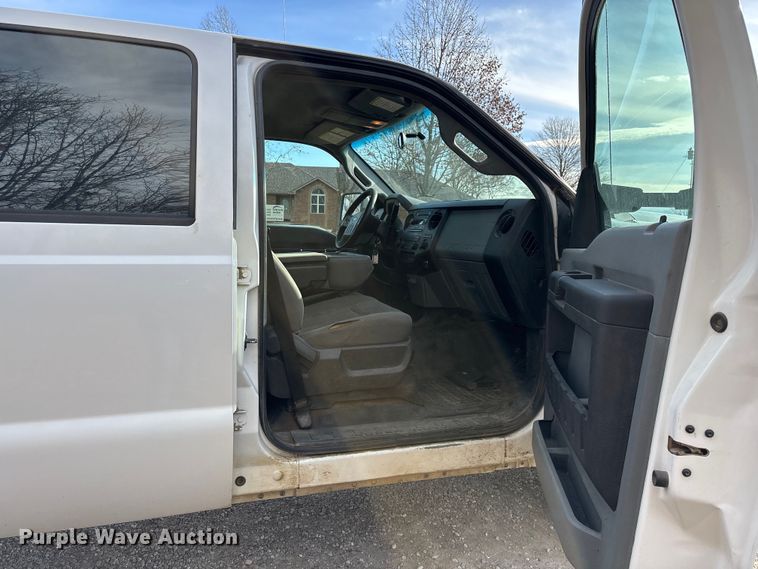 image for item FG0022 2012 Ford F350 Super Duty Crew Cab pickup truck