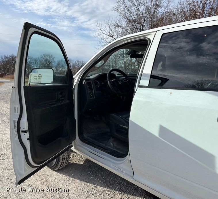 image for item FG0023 2013 RAM 3500 Crew Cab flatbed pickup truck