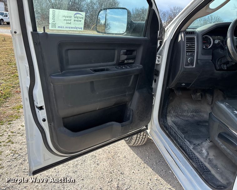 image for item FG0023 2013 RAM 3500 Crew Cab flatbed pickup truck