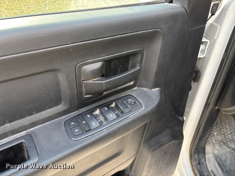 image for item FG0023 2013 RAM 3500 Crew Cab flatbed pickup truck