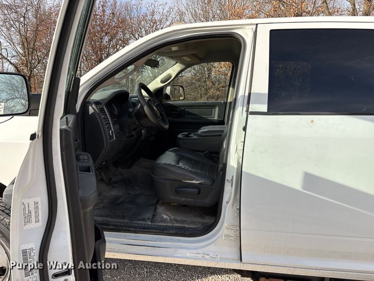 image for item FG0023 2013 RAM 3500 Crew Cab flatbed pickup truck