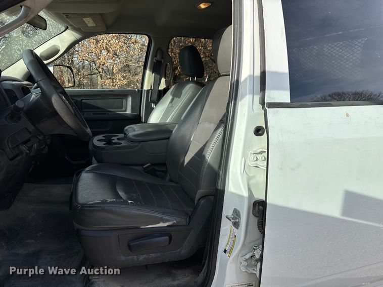 image for item FG0023 2013 RAM 3500 Crew Cab flatbed pickup truck