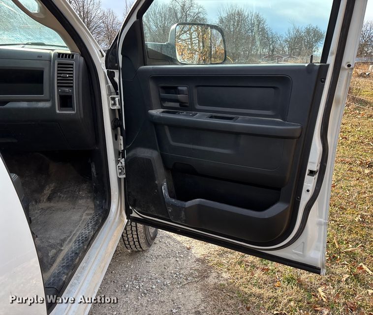 image for item FG0023 2013 RAM 3500 Crew Cab flatbed pickup truck