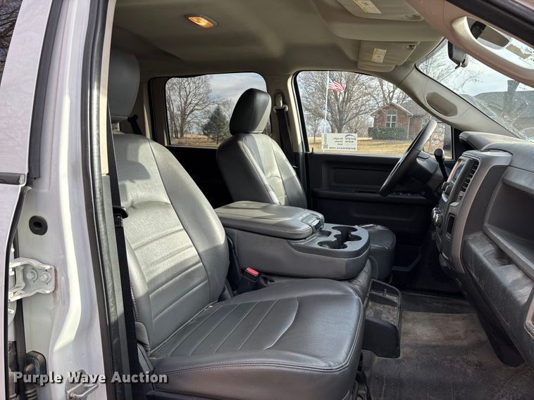 image for item FG0023 2013 RAM 3500 Crew Cab flatbed pickup truck