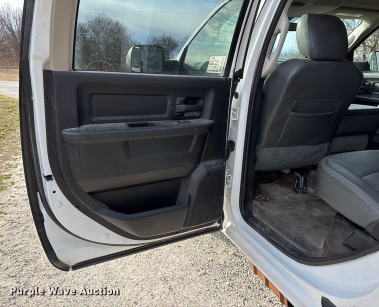 image for item FG0023 2013 RAM 3500 Crew Cab flatbed pickup truck