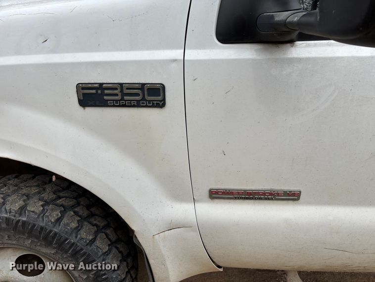 image for item FG0027 2003 Ford F350 Super Duty bale bed pickup truck