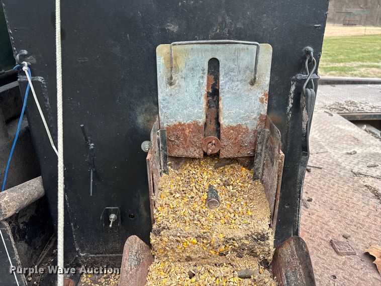 image for item FG0027 2003 Ford F350 Super Duty bale bed pickup truck