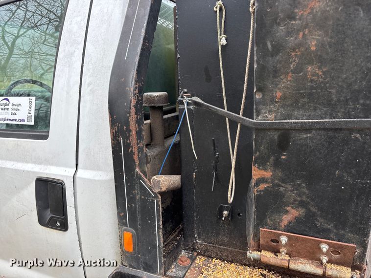 image for item FG0027 2003 Ford F350 Super Duty bale bed pickup truck