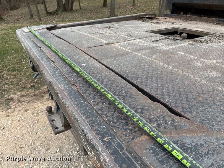 image for item FG0027 2003 Ford F350 Super Duty bale bed pickup truck