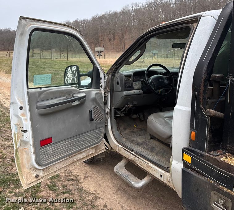 image for item FG0027 2003 Ford F350 Super Duty bale bed pickup truck