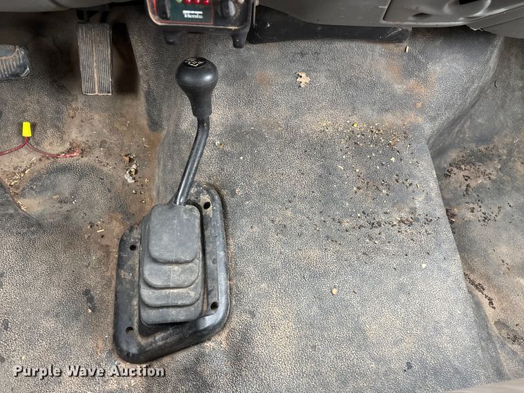 image for item FG0027 2003 Ford F350 Super Duty bale bed pickup truck