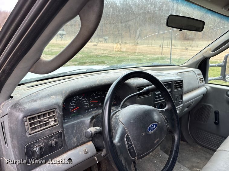 image for item FG0027 2003 Ford F350 Super Duty bale bed pickup truck