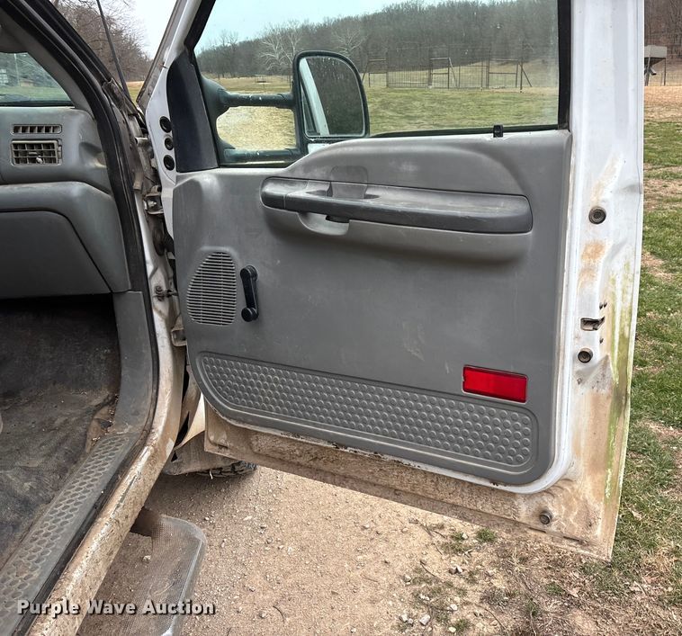 image for item FG0027 2003 Ford F350 Super Duty bale bed pickup truck