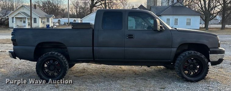 image for item FG0038 2003 Chevrolet Silverado 2500HD Ext. Cab pickup truck