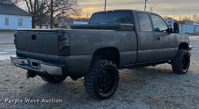 image for item FG0038 2003 Chevrolet Silverado 2500HD Ext. Cab pickup truck