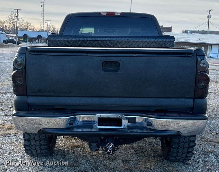 image for item FG0038 2003 Chevrolet Silverado 2500HD Ext. Cab pickup truck