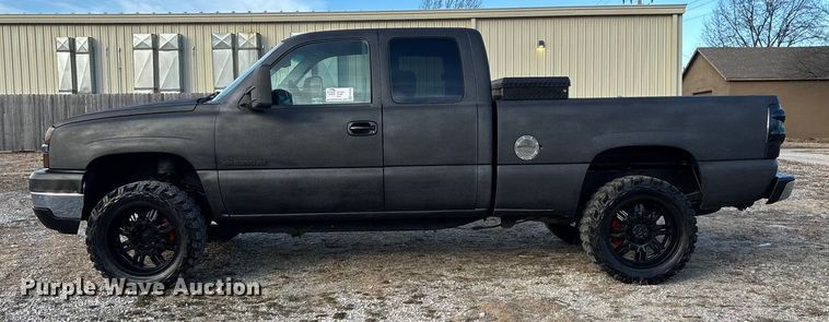 image for item FG0038 2003 Chevrolet Silverado 2500HD Ext. Cab pickup truck
