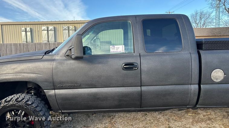 image for item FG0038 2003 Chevrolet Silverado 2500HD Ext. Cab pickup truck