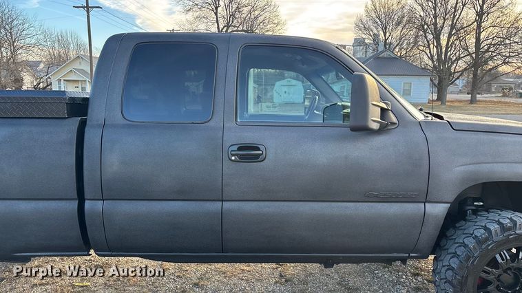image for item FG0038 2003 Chevrolet Silverado 2500HD Ext. Cab pickup truck