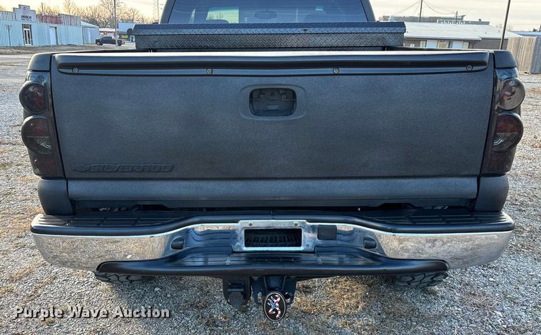 image for item FG0038 2003 Chevrolet Silverado 2500HD Ext. Cab pickup truck