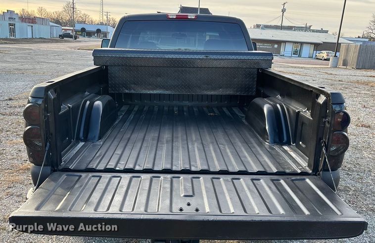 image for item FG0038 2003 Chevrolet Silverado 2500HD Ext. Cab pickup truck