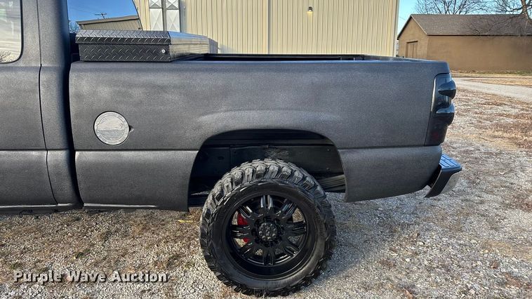 image for item FG0038 2003 Chevrolet Silverado 2500HD Ext. Cab pickup truck