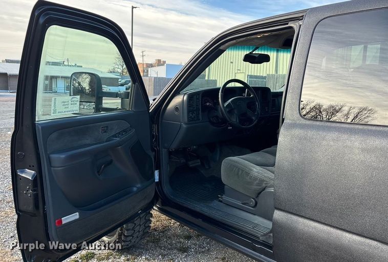 image for item FG0038 2003 Chevrolet Silverado 2500HD Ext. Cab pickup truck