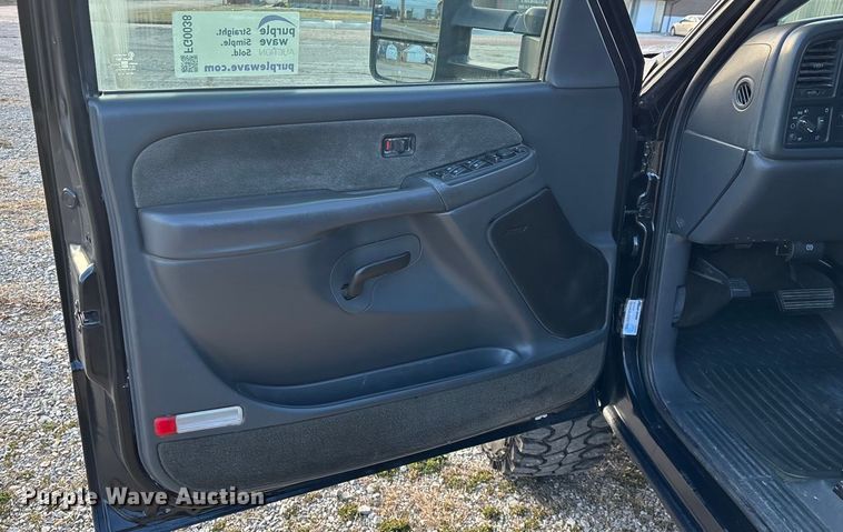 image for item FG0038 2003 Chevrolet Silverado 2500HD Ext. Cab pickup truck