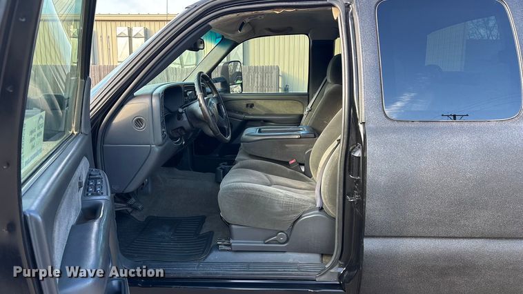 image for item FG0038 2003 Chevrolet Silverado 2500HD Ext. Cab pickup truck